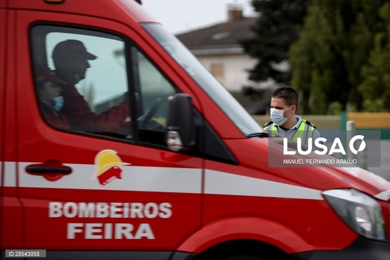 Covid-19: 40 militares das GNR em operação stop na portagem dos Carvalhos em Gaia