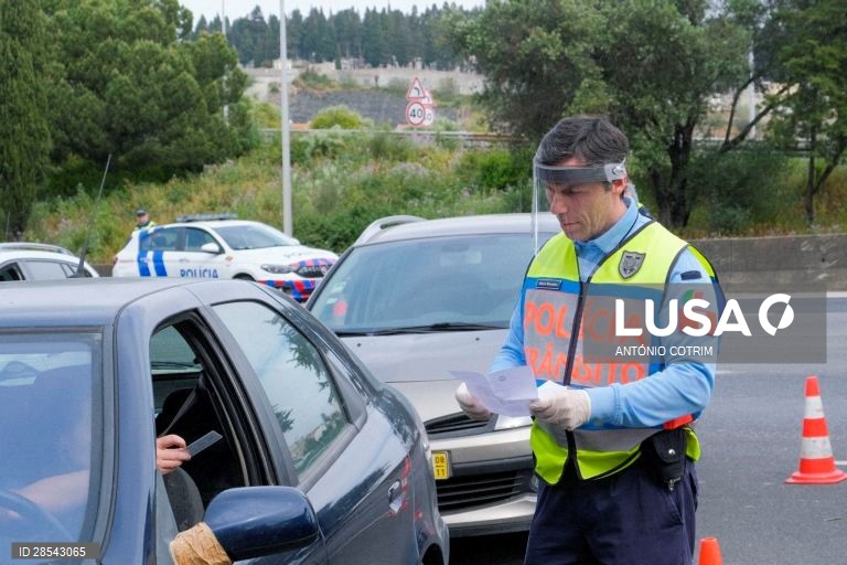 Covid-19: PSP controla acesso à Ponte 25 de Abril