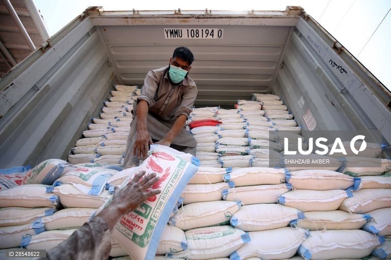 Covid-19: Ajuda alimentar aos pobres no Paquistão