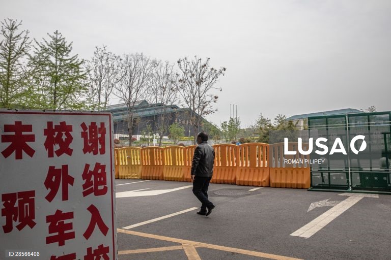Quotidiana em Wuhan após do confinamento parcialmente levantado