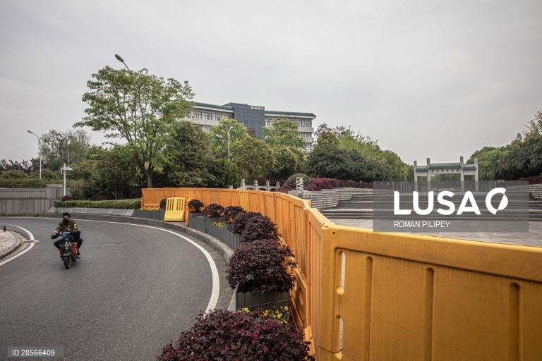 Quotidiana em Wuhan após do confinamento parcialmente levantado