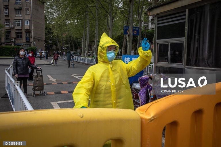Quotidiana em Wuhan após do confinamento parcialmente levantado
