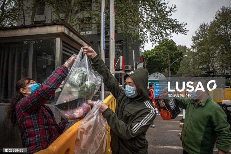 Quotidiana em Wuhan após do confinamento parcialmente levantado
