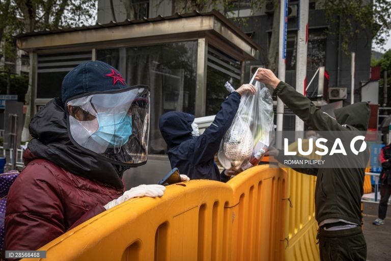 Quotidiana em Wuhan após do confinamento parcialmente levantado