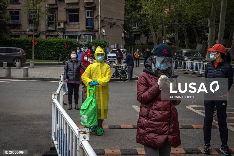 Quotidiana em Wuhan após do confinamento parcialmente levantado