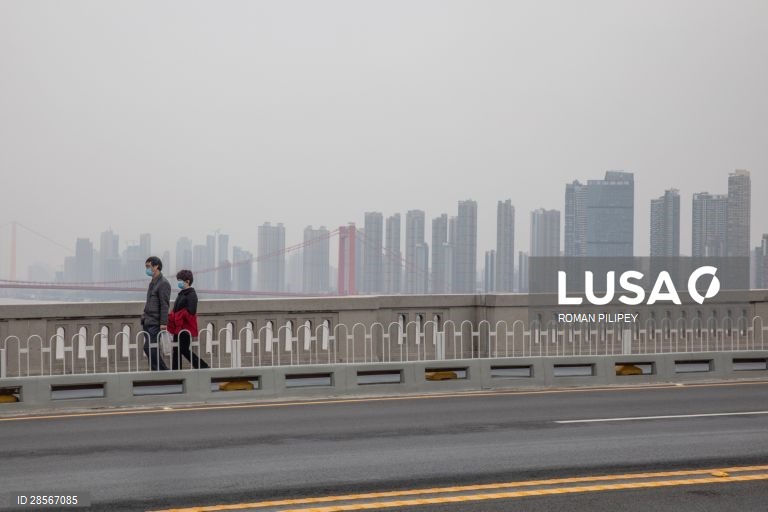 Quotidiana em Wuhan após do confinamento parcialmente levantado