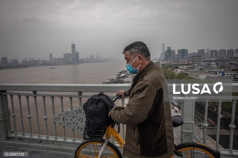 Quotidiana em Wuhan após do confinamento parcialmente levantado