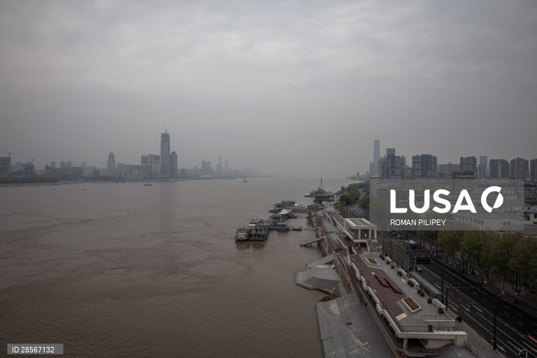 Quotidiana em Wuhan após do confinamento parcialmente levantado