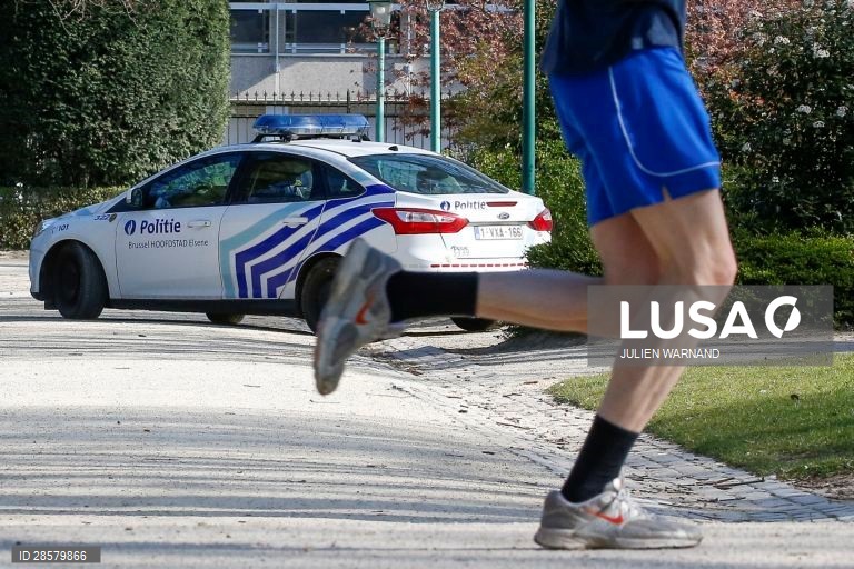 A polícia patrulha o JubelPark em Bruxelas, Bélgica,  a fim de conter a propagação do coronavírus, a Bélgica encontra-se em regime de isolamento,