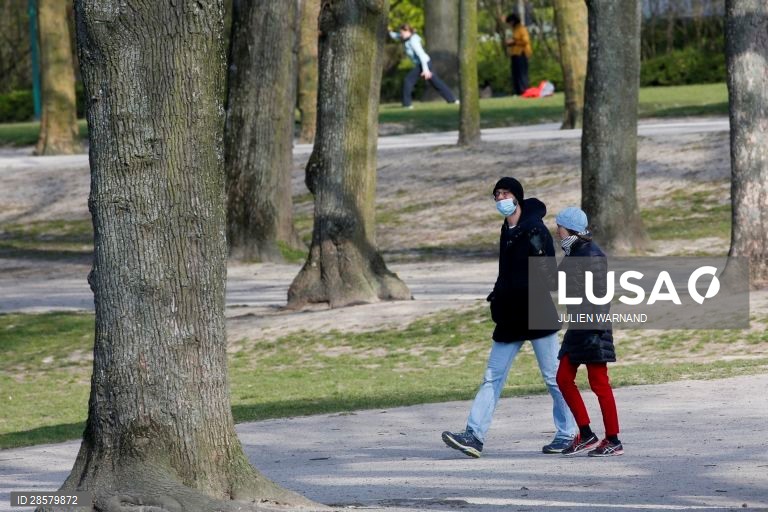 A polícia patrulha o JubelPark em Bruxelas, Bélgica,  a fim de conter a propagação do coronavírus, a Bélgica encontra-se em regime de isolamento,