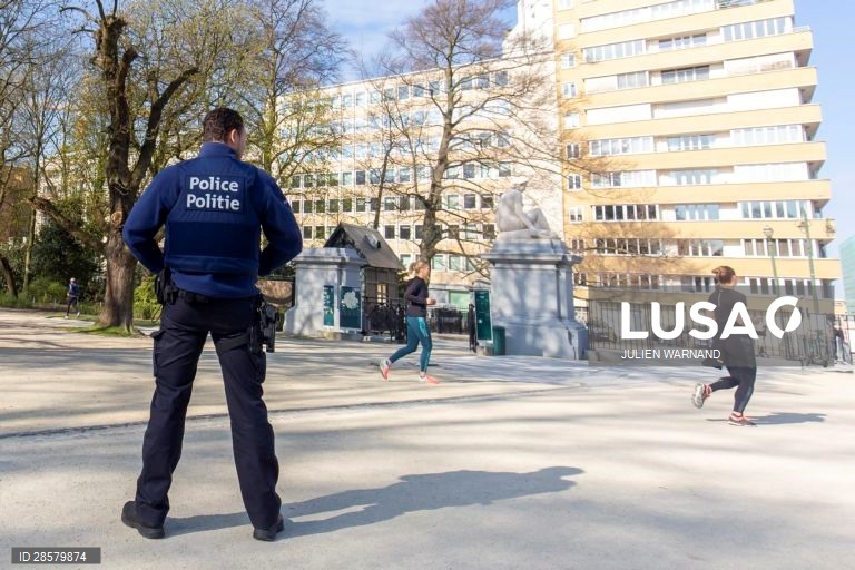 A polícia patrulha o JubelPark em Bruxelas, Bélgica,  a fim de conter a propagação do coronavírus, a Bélgica encontra-se em regime de isolamento,