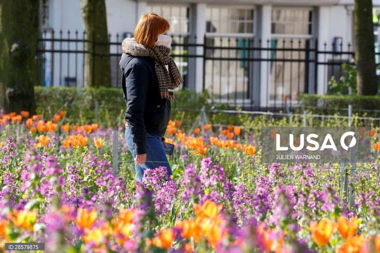A polícia patrulha o JubelPark em Bruxelas, Bélgica,  a fim de conter a propagação do coronavírus, a Bélgica encontra-se em regime de isolamento,