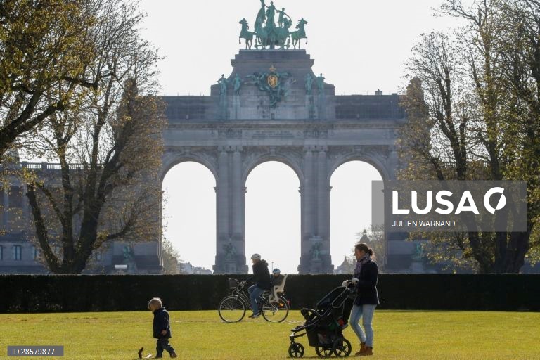 A polícia patrulha o JubelPark em Bruxelas, Bélgica,  a fim de conter a propagação do coronavírus, a Bélgica encontra-se em regime de isolamento,