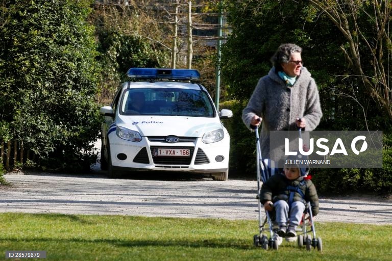 A polícia patrulha o JubelPark em Bruxelas, Bélgica,  a fim de conter a propagação do coronavírus, a Bélgica encontra-se em regime de isolamento,