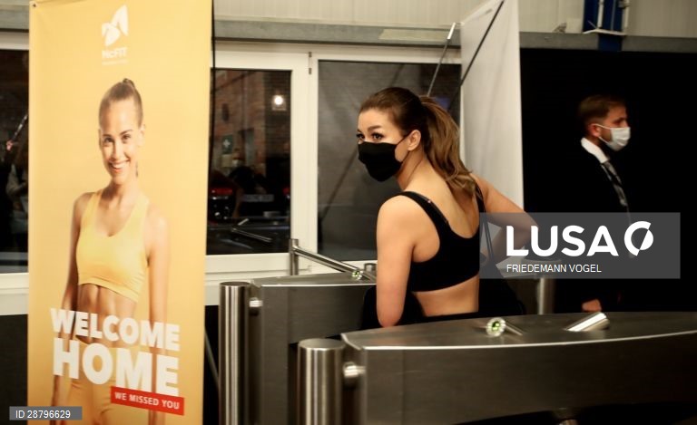 Ginásios na Alemanha reabrem após encerramento devido à pandemia da covid-19