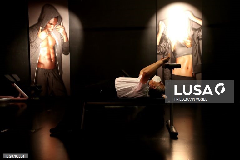 Ginásios na Alemanha reabrem após encerramento devido à pandemia da covid-19