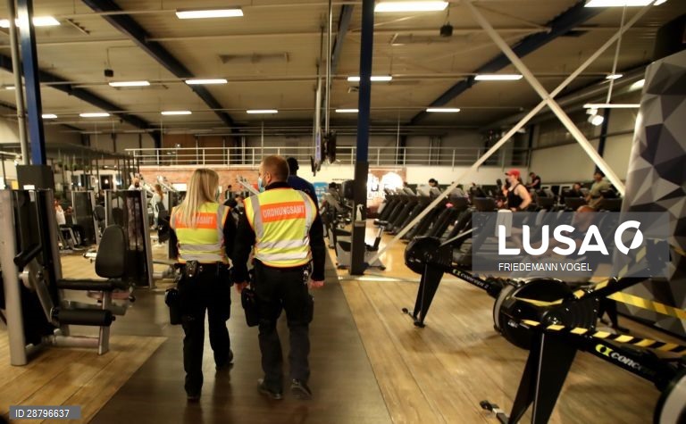 Ginásios na Alemanha reabrem após encerramento devido à pandemia da covid-19