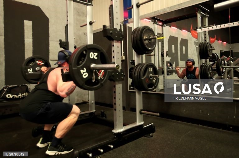 Ginásios na Alemanha reabrem após encerramento devido à pandemia da covid-19