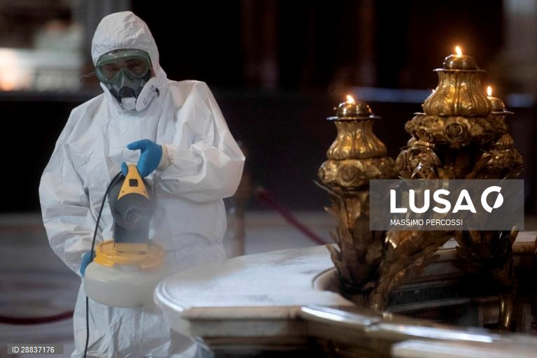 Covid-19: Desinfeção da Basílica de São Pedro em Roma