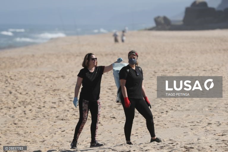 Voluntários da associação ambiental "Oceanos sem Plásticos" fizeram a primeira ação de recolha de lixo e plásticos pós confinamento, na praia do Amanhã em Santa Cruz, Mafra, 17 de maio de 2020. TIAGO PETINGA/LUSA