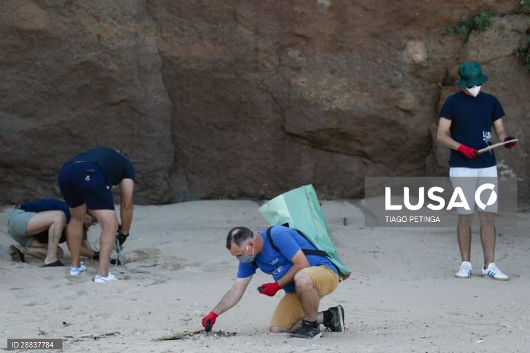 Voluntários da associação ambiental "Oceanos sem Plásticos" fizeram a primeira ação de recolha de lixo e plásticos pós confinamento, na praia do Amanhã em Santa Cruz, Mafra, 17 de maio de 2020. TIAGO PETINGA/LUSA