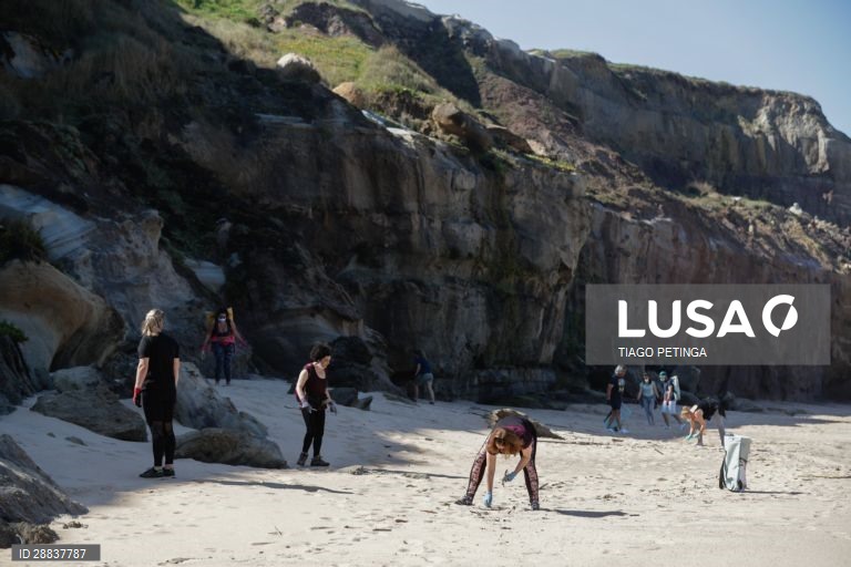 Voluntários da associação ambiental "Oceanos sem Plásticos" fizeram a primeira ação de recolha de lixo e plásticos pós confinamento, na praia do Amanhã em Santa Cruz, Mafra, 17 de maio de 2020. TIAGO PETINGA/LUSA
