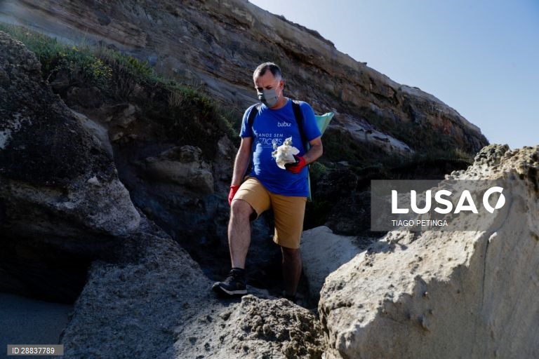 Voluntários da associação ambiental "Oceanos sem Plásticos" fizeram a primeira ação de recolha de lixo e plásticos pós confinamento, na praia do Amanhã em Santa Cruz, Mafra, 17 de maio de 2020. TIAGO PETINGA/LUSA