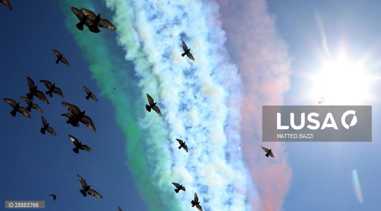 Itália: Acrobacias aéreas em Milão