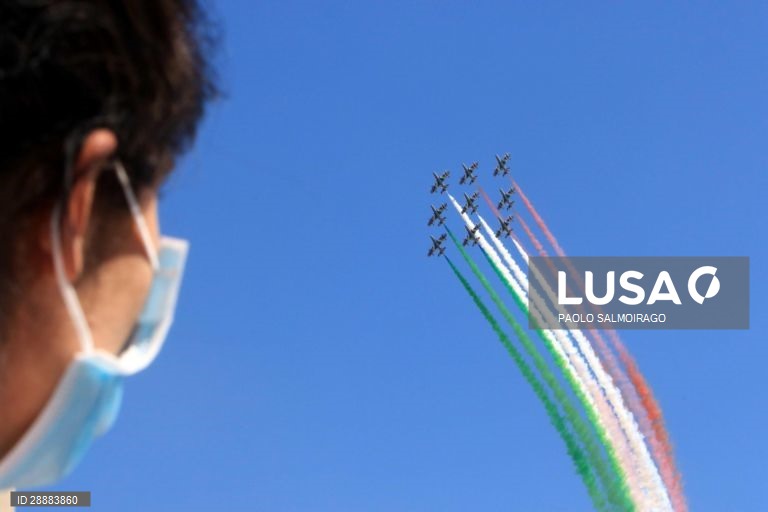 Itália: Acrobacias aéreas em Milão