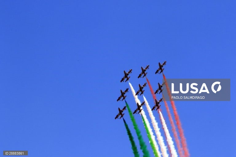 Itália: Acrobacias aéreas em Milão