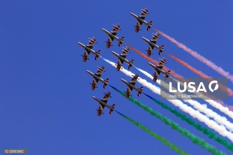 Itália: Acrobacias aéreas em Milão