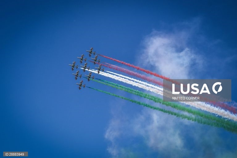 Itália: Acrobacias aéreas em Milão