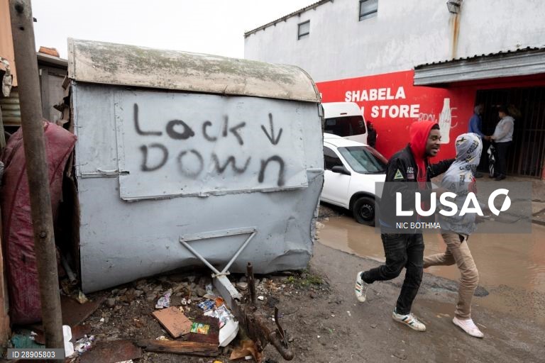 África do Sul: Entrega de ajuda alimentar a crianças na Cidade do Cabo