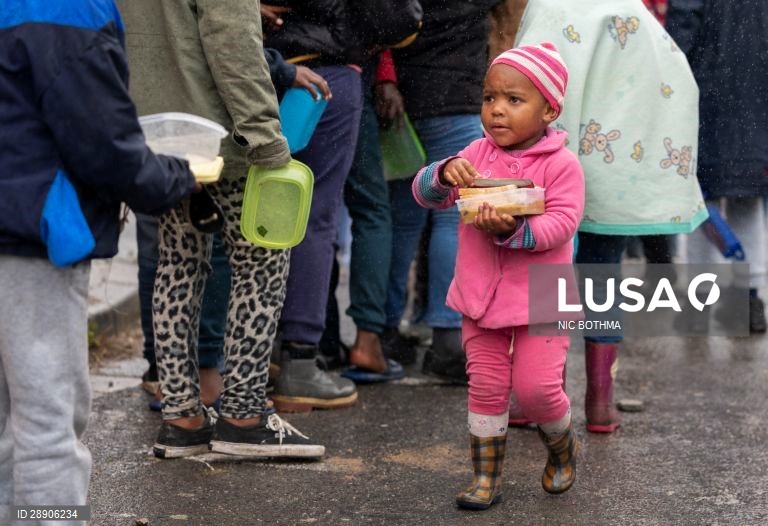 África do Sul: Entrega de ajuda alimentar a crianças na Cidade do Cabo