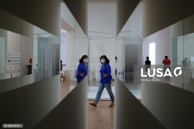 Montagem da exposição de Yoko Ono no Museu de Arte Contemporânea de Serralves, no Porto, 29 de maio de 2020. A exposição é inaugurada no dia 30 de maio. ESTELA SILVA/LUSA