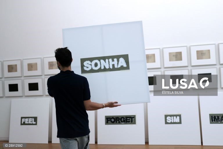 Montagem da exposição de Yoko Ono no Museu de Arte Contemporânea de Serralves, no Porto, 29 de maio de 2020. A exposição é inaugurada no dia 30 de maio. ESTELA SILVA/LUSA