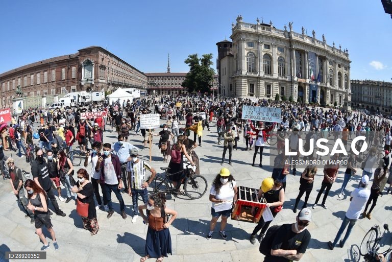 Itália: Artistas manifestam-se em várias cidades 