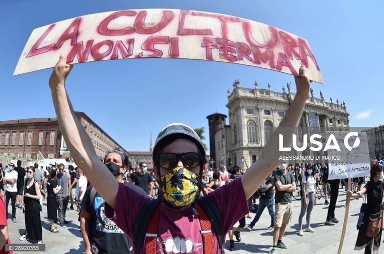 Itália: Artistas manifestam-se em várias cidades 