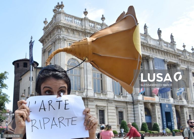 Itália: Artistas manifestam-se em várias cidades 