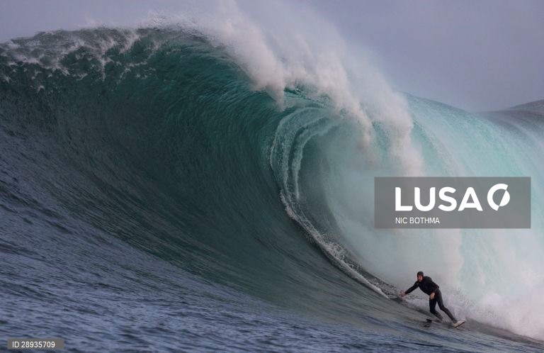 Surf de ondas grandes na Cidade do Cabo