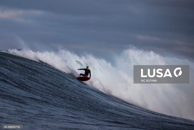 Surf de ondas grandes na Cidade do Cabo