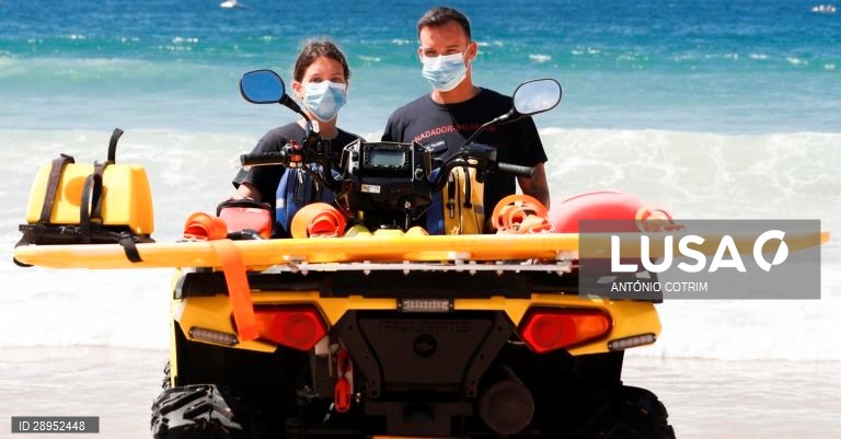 Concessionários da praia de Carcavelos em Cascais, adaptam-se às novas imposições da Direção Geral da Saúde para o início da época balnear devido à pandemia provocada pela covid-19, Cascais, 04 de junho de 2020. Desde o dia 03 de maio que o país está em situação de calamidade, depois de três períodos consecutivos em estado de emergência desde 19 de março. (ACOMPANHA TEXTO DE DIA 5 DE JUNHO. ANTÓNIO COTRIM/LUSA