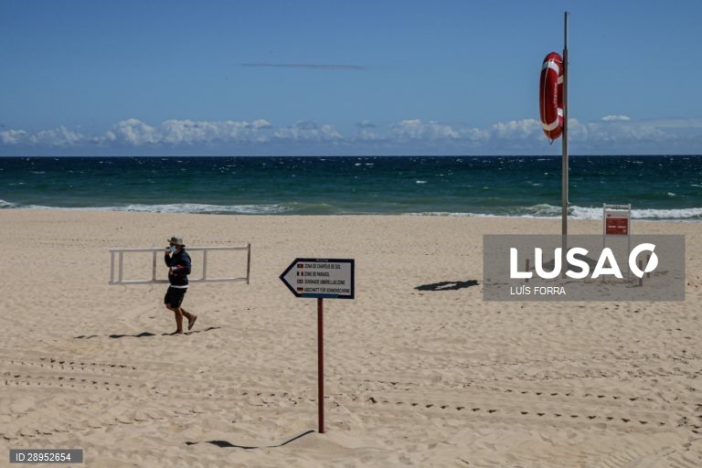 Concessionários da praia da Falésia, em Vilamoura no Algarve, realizam os últimos preparativos e adaptam-se às novas imposições da Direção Geral da Saúde para o início da época balnear devido à pandemia provocada pela covid-19, em Albufeira,4 de junho de 2020. (ACOMPANHA TEXTO DE 5 DE JUNHO DE 2020 ). LUÍS FORRA/LUSA