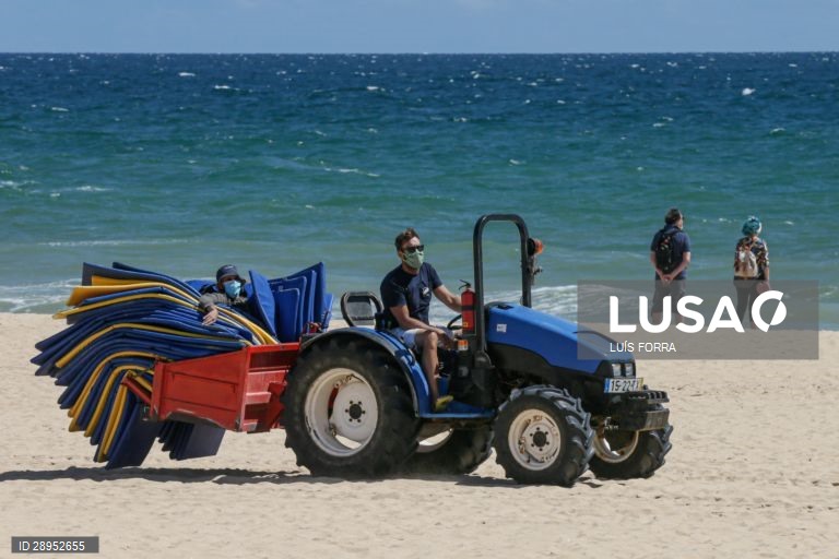 Concessionários da praia da Falésia, em Vilamoura no Algarve, realizam os últimos preparativos e adaptam-se às novas imposições da Direção Geral da Saúde para o início da época balnear devido à pandemia provocada pela covid-19, em Albufeira,4 de junho de 2020. (ACOMPANHA TEXTO DE 5 DE JUNHO DE 2020 ). LUÍS FORRA/LUSA