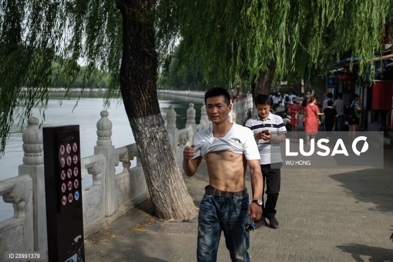 A moda "Beijing bikini" durante o Verão, em Pequim