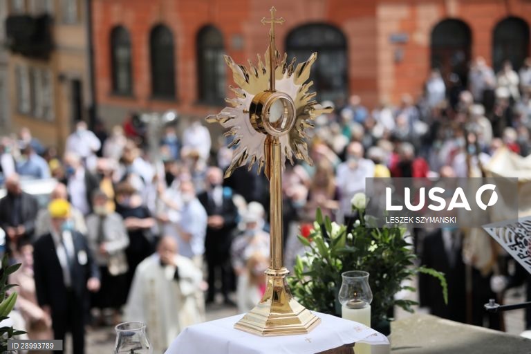 Procissão tradicional de Corpus Christi em Varsóvia