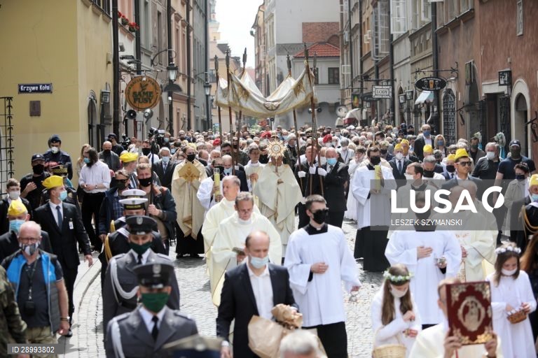 Procissão tradicional de Corpus Christi em Varsóvia