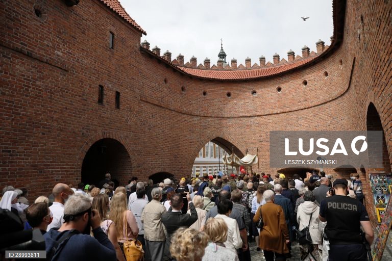 Procissão tradicional de Corpus Christi em Varsóvia