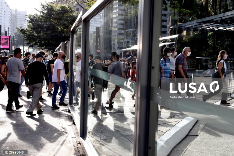 Covid-19: Reabertura dos centros comerciais em São Paulo e Rio