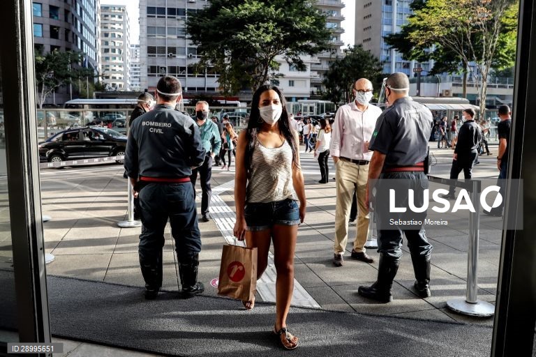 Covid-19: Reabertura dos centros comerciais em São Paulo e Rio